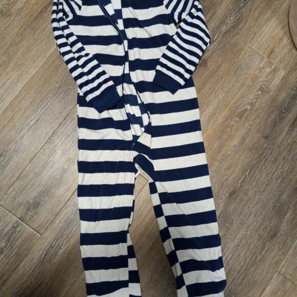 Carter's boys size 8 jammies - Picture 1 of 1